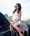 Turista mujer montando a caballo - Wikiland Tours 