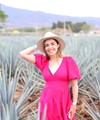 Turista mujer en los campos de agave - Wikiland Tours 